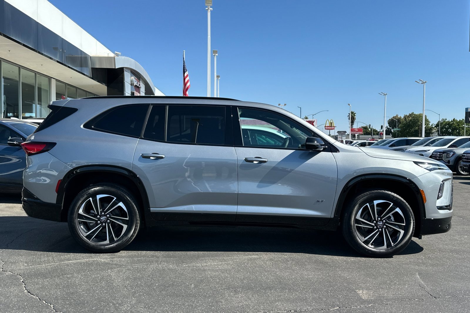 2026 Buick Enclave Sport Touring photo 4
