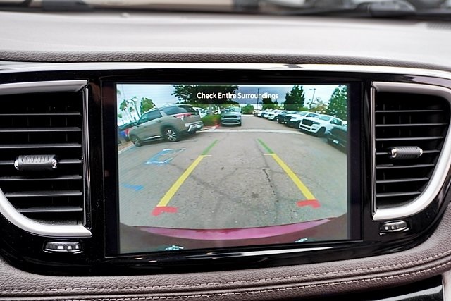 2021 Chrysler Pacifica Touring photo 29