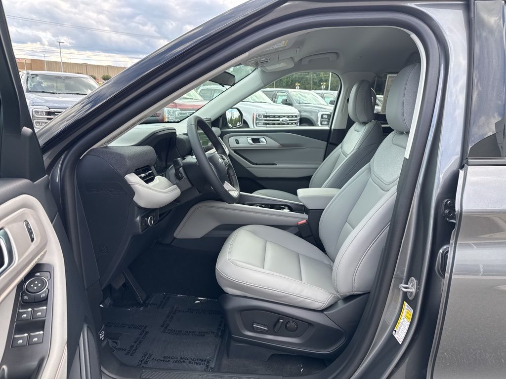 2025 Ford Explorer photo 10