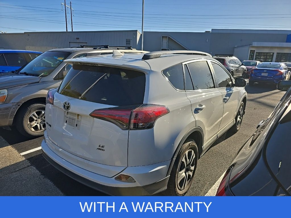 2017 Toyota RAV4 LE photo 4