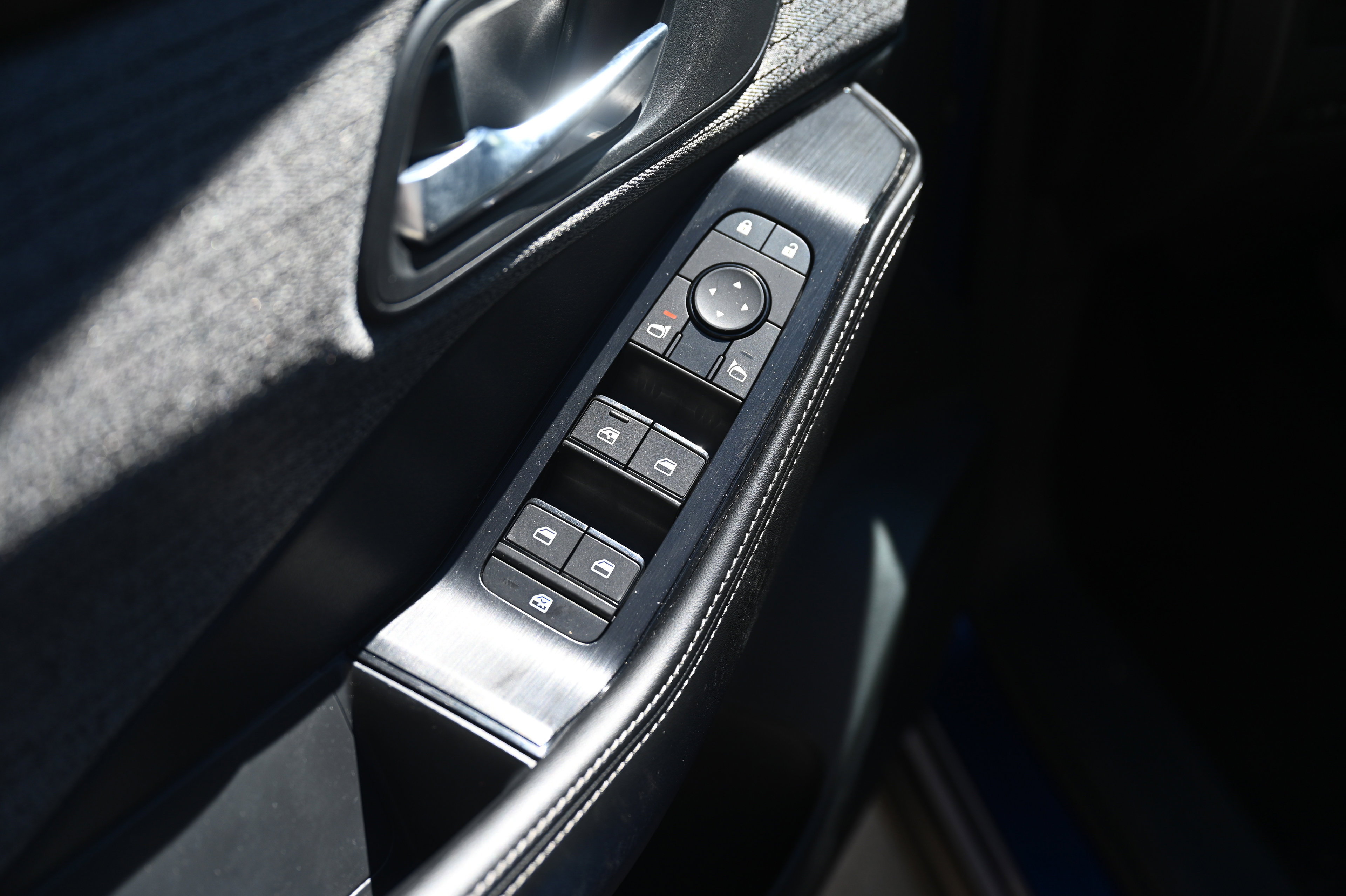 2023 Nissan Rogue SV photo 12