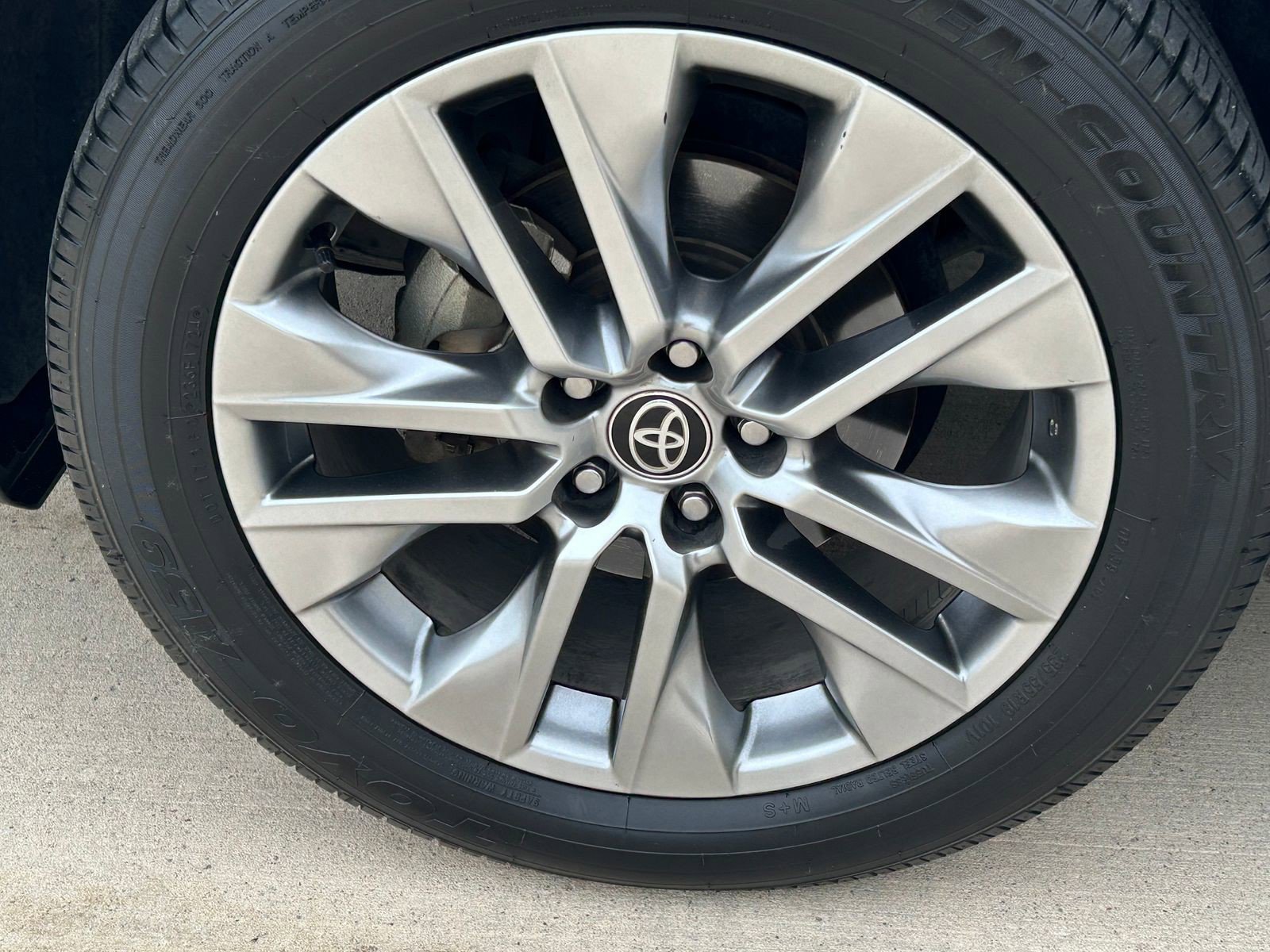 2022 Toyota RAV4 XLE Premium photo 9