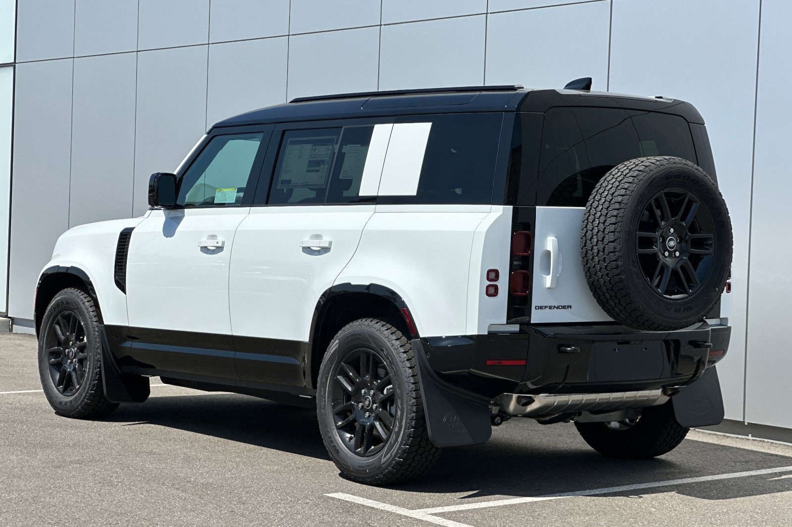 2025 Land Rover Defender 110 X-Dynamic SE photo 3