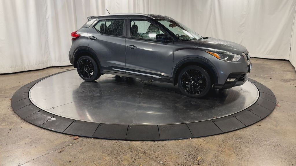 2020 Nissan Kicks SR photo 3
