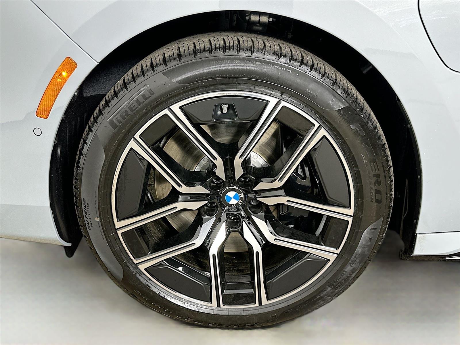 2026 Bmw 750e photo 29