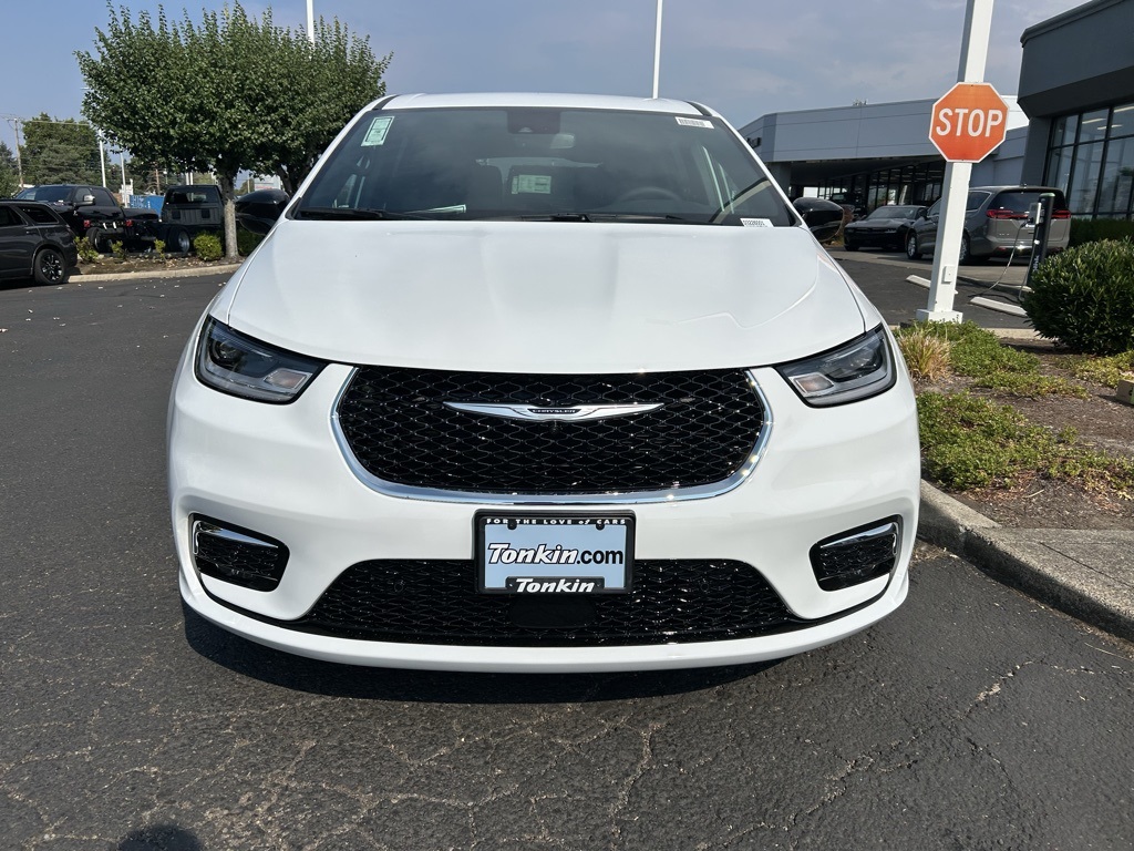 2026 Chrysler Pacifica photo 2