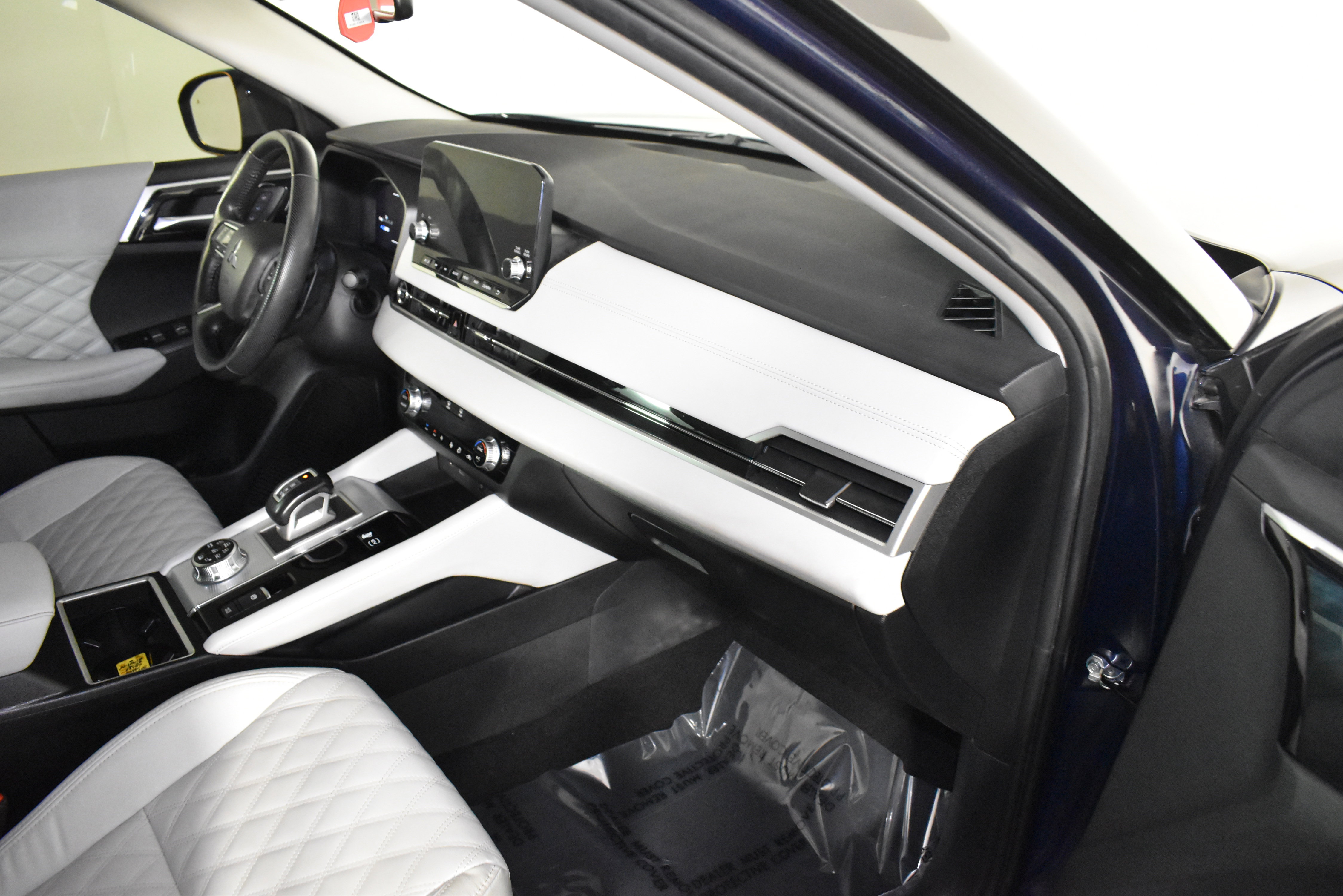 2023 Mitsubishi Outlander PHEV SEL photo 2