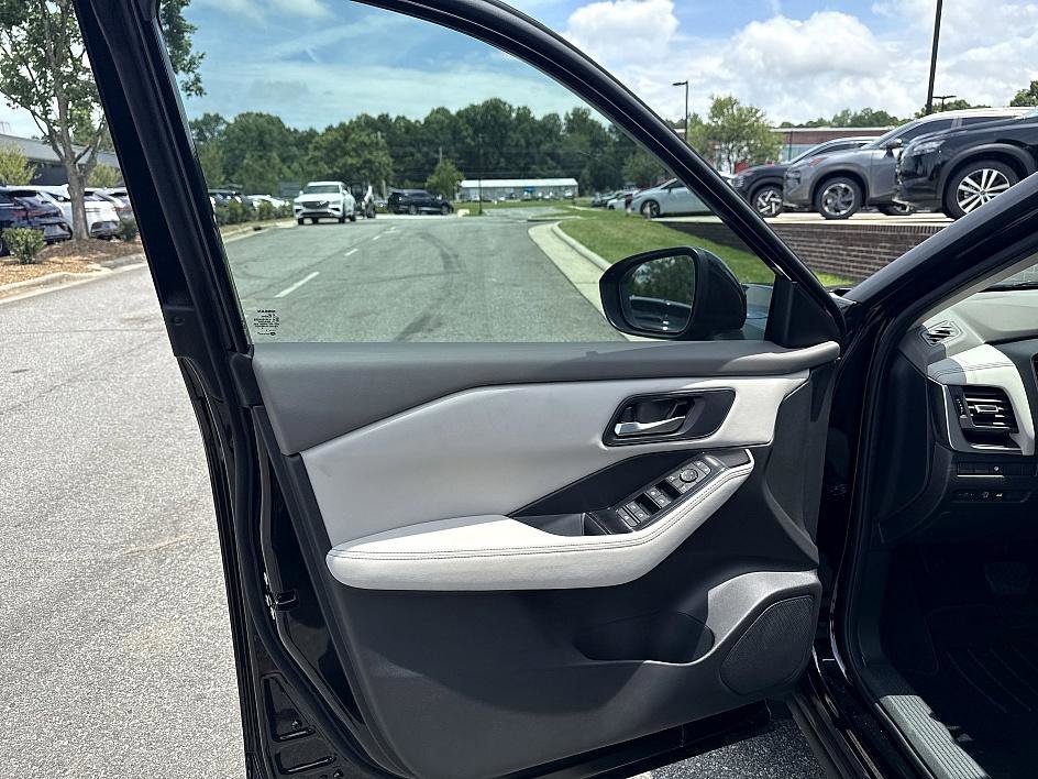 2025 Nissan Rogue SV photo 7