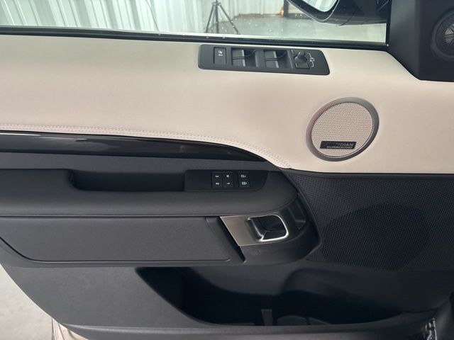 2025 Land Rover Discovery S photo 11