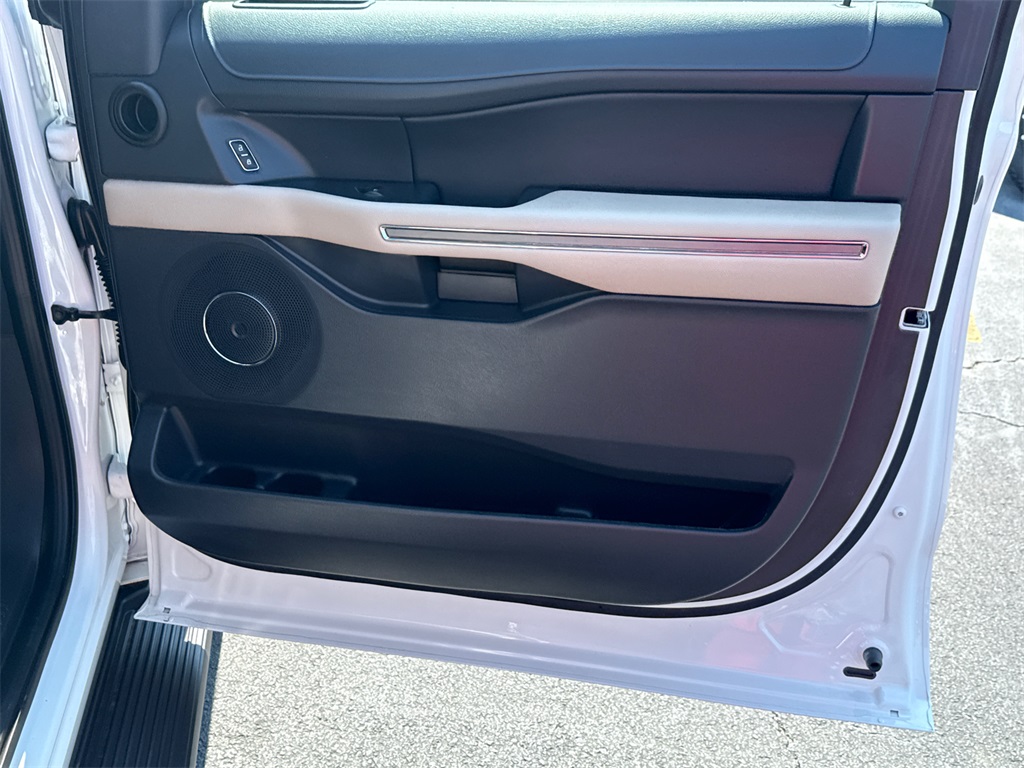 2023 Ford Expedition XLT photo 13