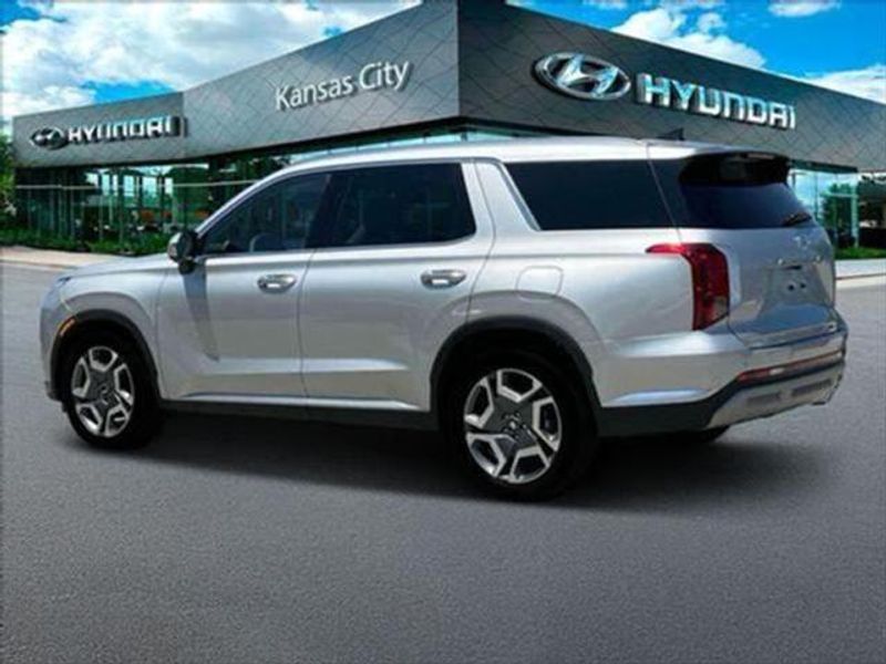 2025 Hyundai Palisade Limited photo 2