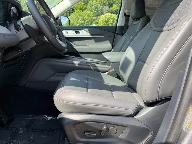 2025 Ford Explorer photo 24