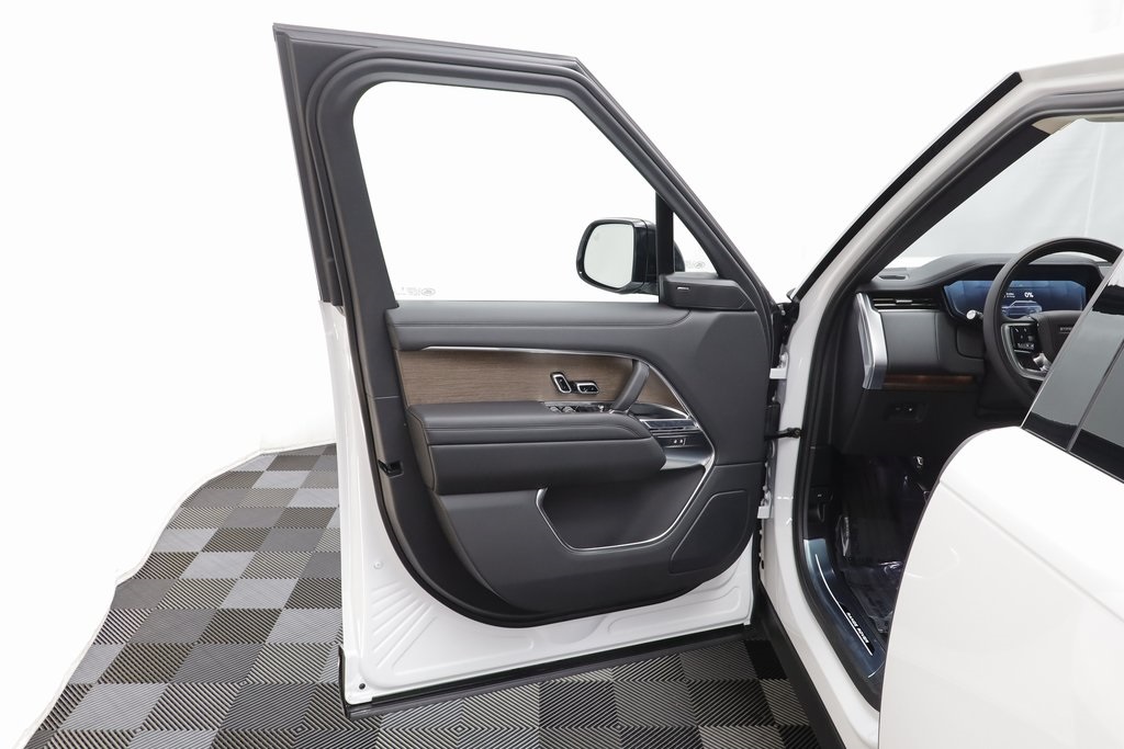 2025 Land Rover Range Rover SE photo 5