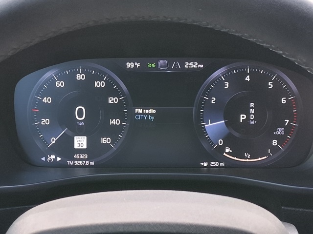2022 Volvo XC40 R-Design photo 9