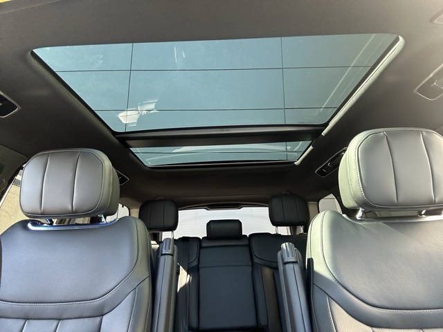 2025 Land Rover Range Rover SE photo 6