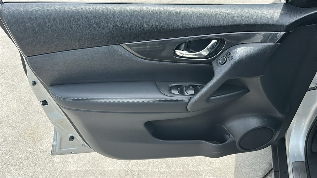 2018 Nissan Rogue SV photo 14