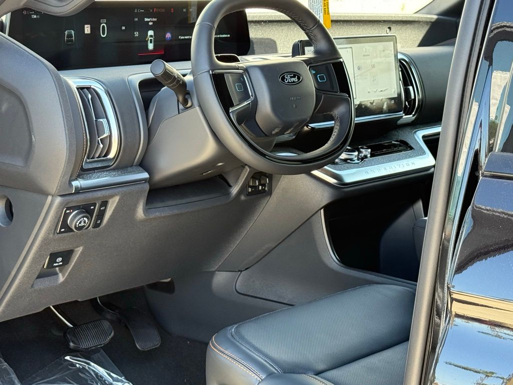 2025 Ford Expedition photo 6