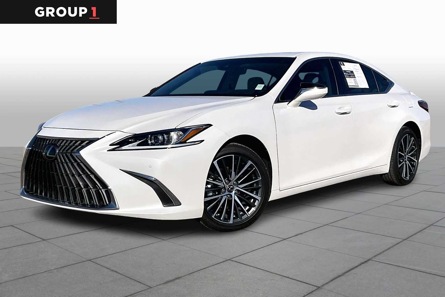 2025 Lexus ES Hybrid 300h's photo