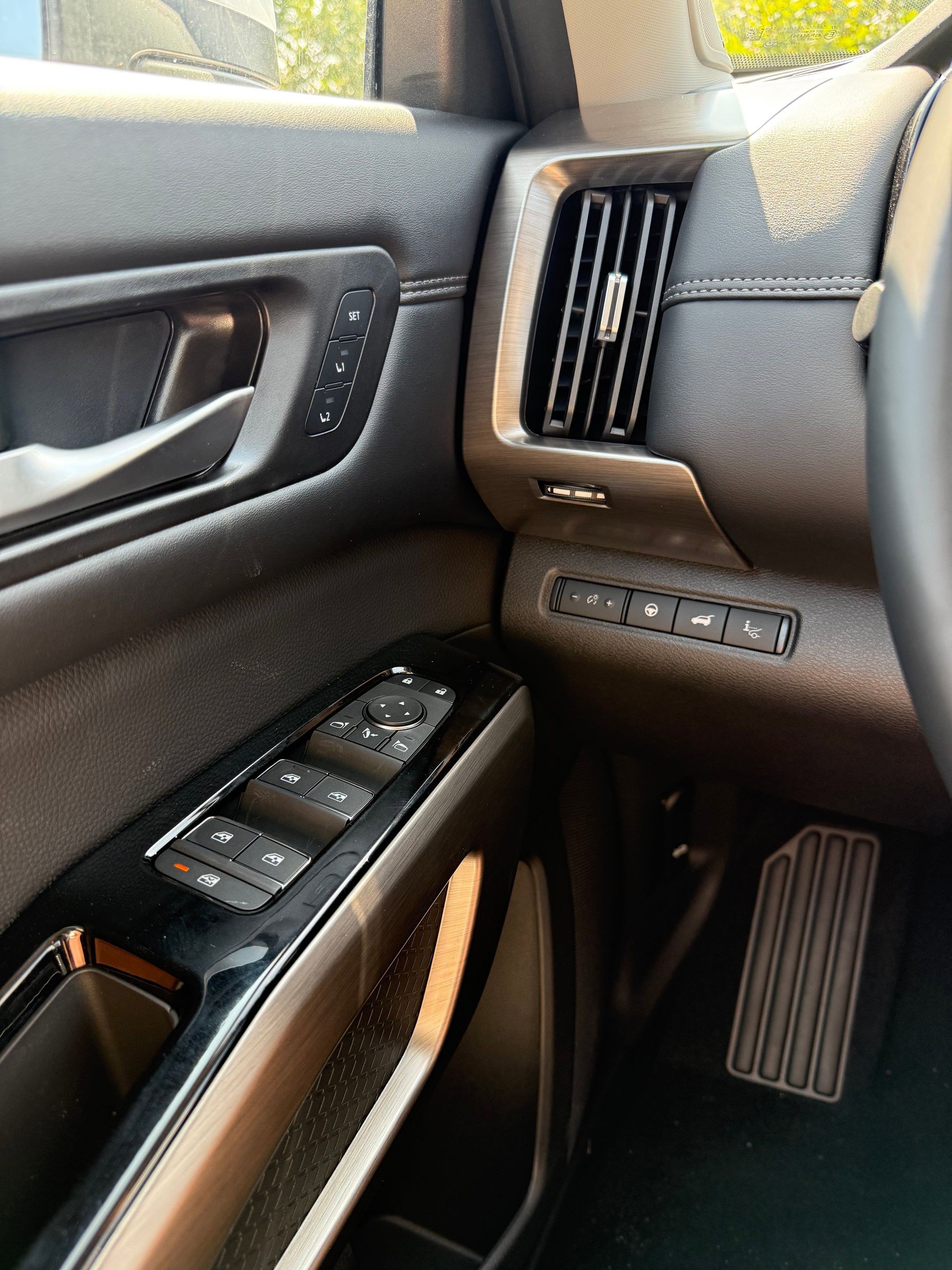 2025 Nissan Pathfinder Platinum photo 11
