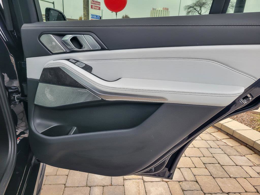 2023 BMW X7 - Image 29
