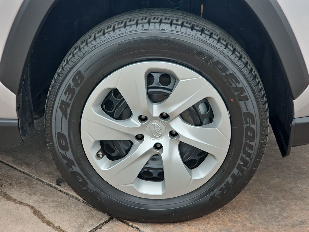 2024 Toyota RAV4 LE photo 31