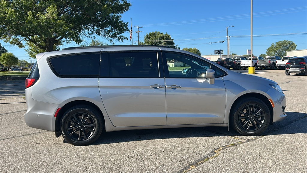 2020 Chrysler Pacifica Touring L photo 2