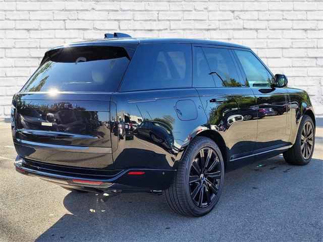 2025 Land Rover Range Rover SE photo 5