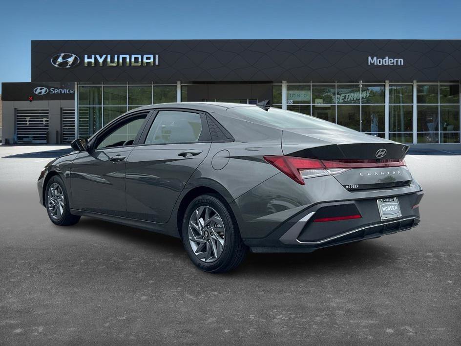 2024 Hyundai Elantra SEL photo 4