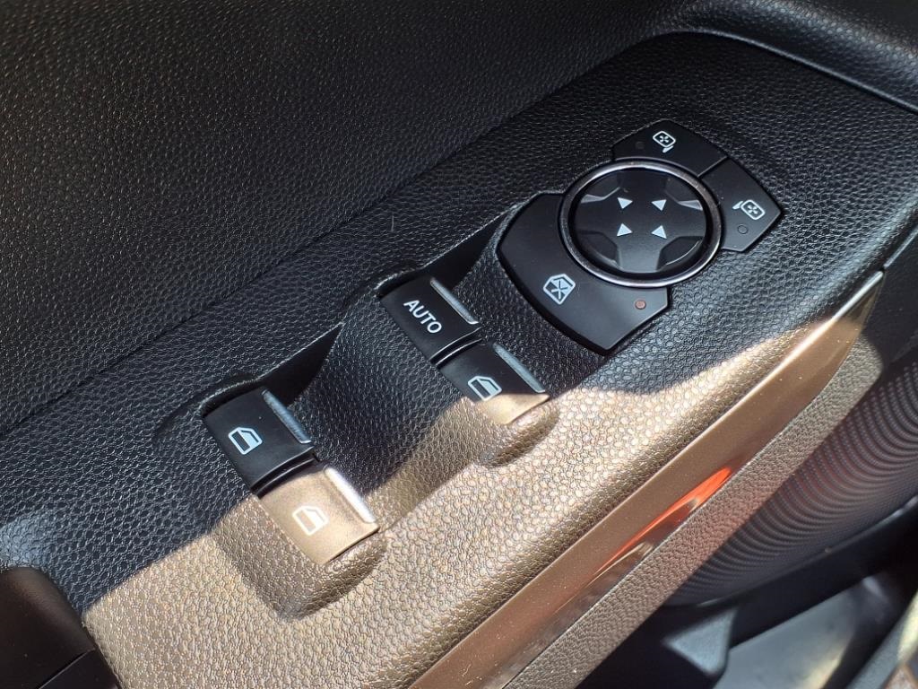 Used 2021 Red Ford SE image 11