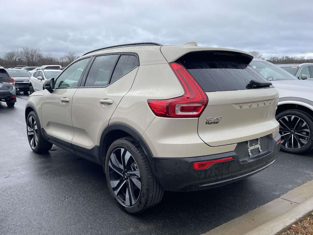 2025 Volvo XC40 photo 3