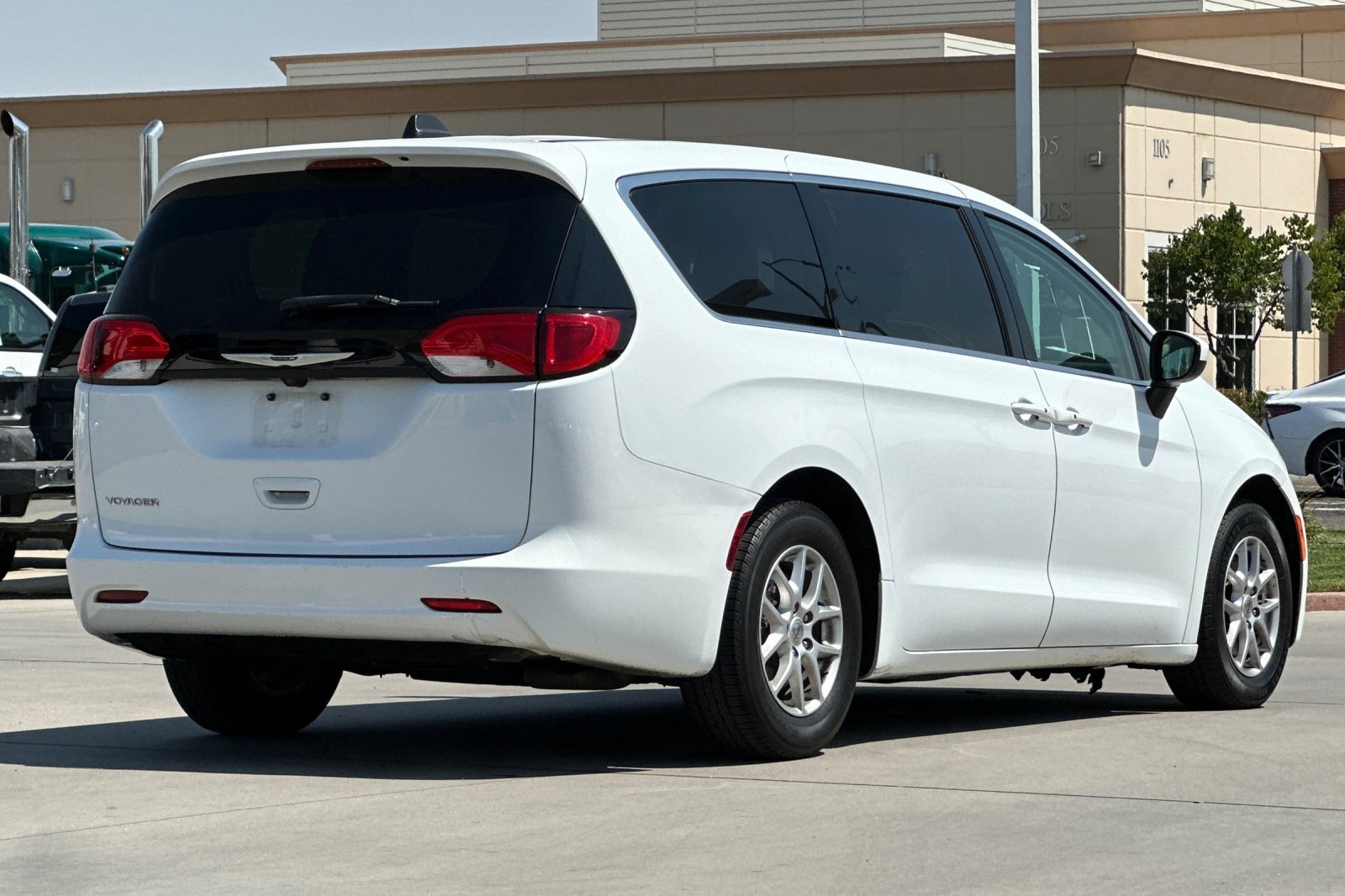 2022 Chrysler Voyager LX photo 6