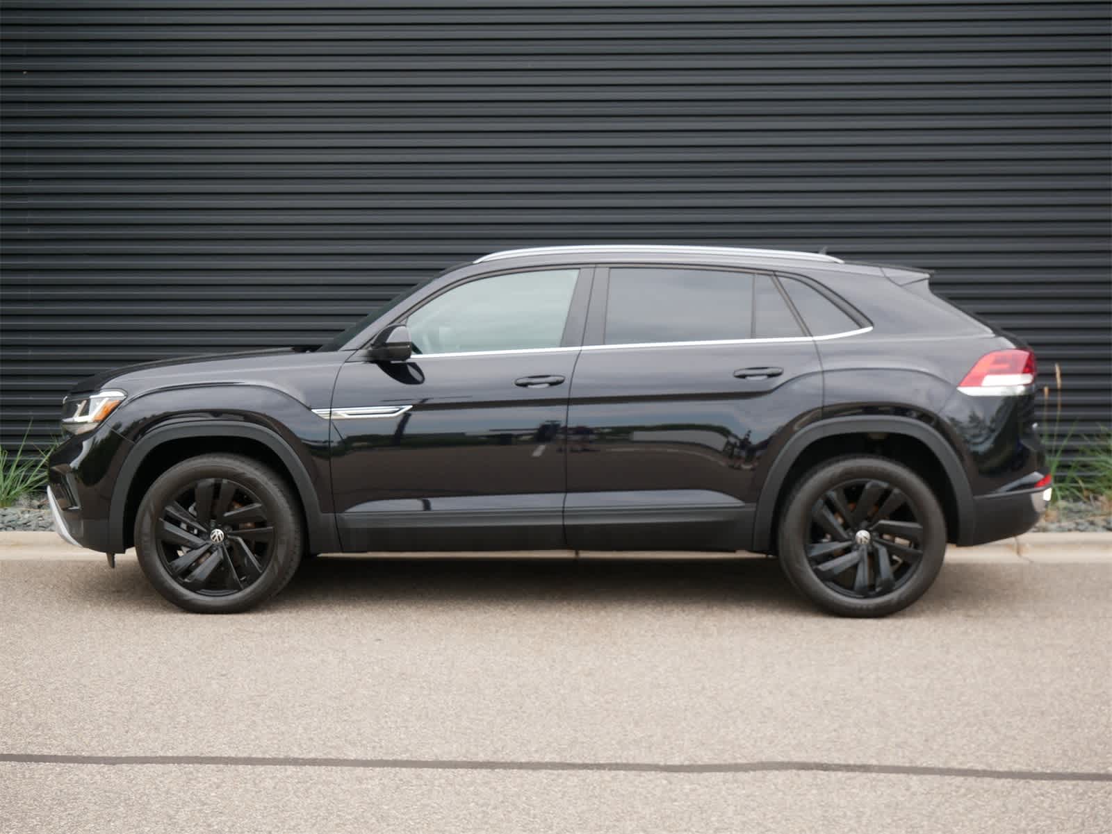 2022 Volkswagen Atlas Cross Sport V6 SE Technology photo 2