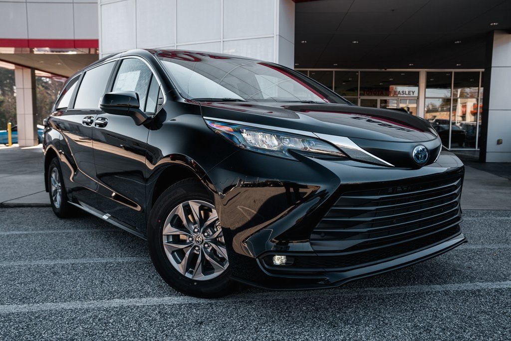 2025 Toyota Sienna XLE's photo