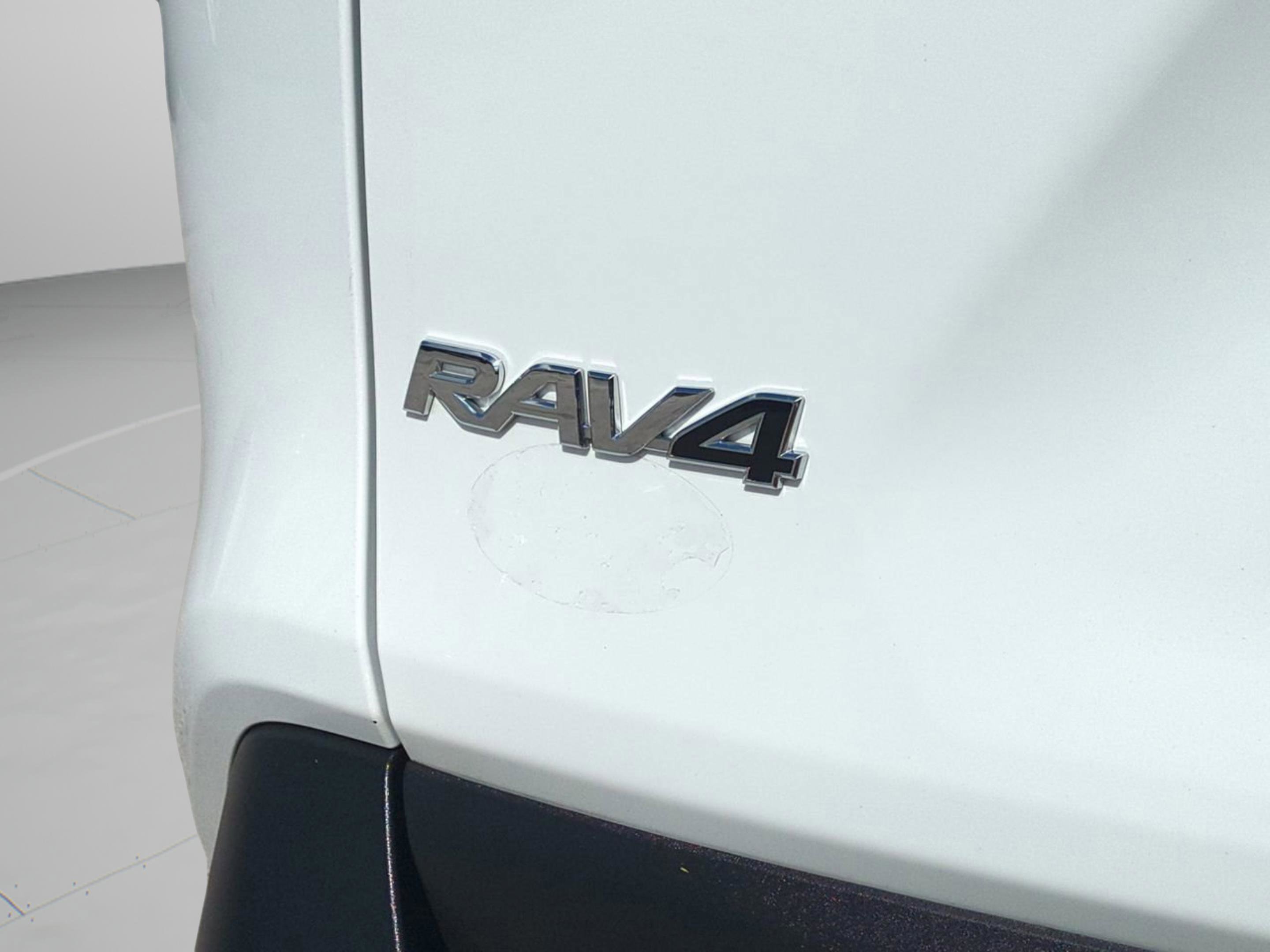 2024 Toyota RAV4 XLE photo 13