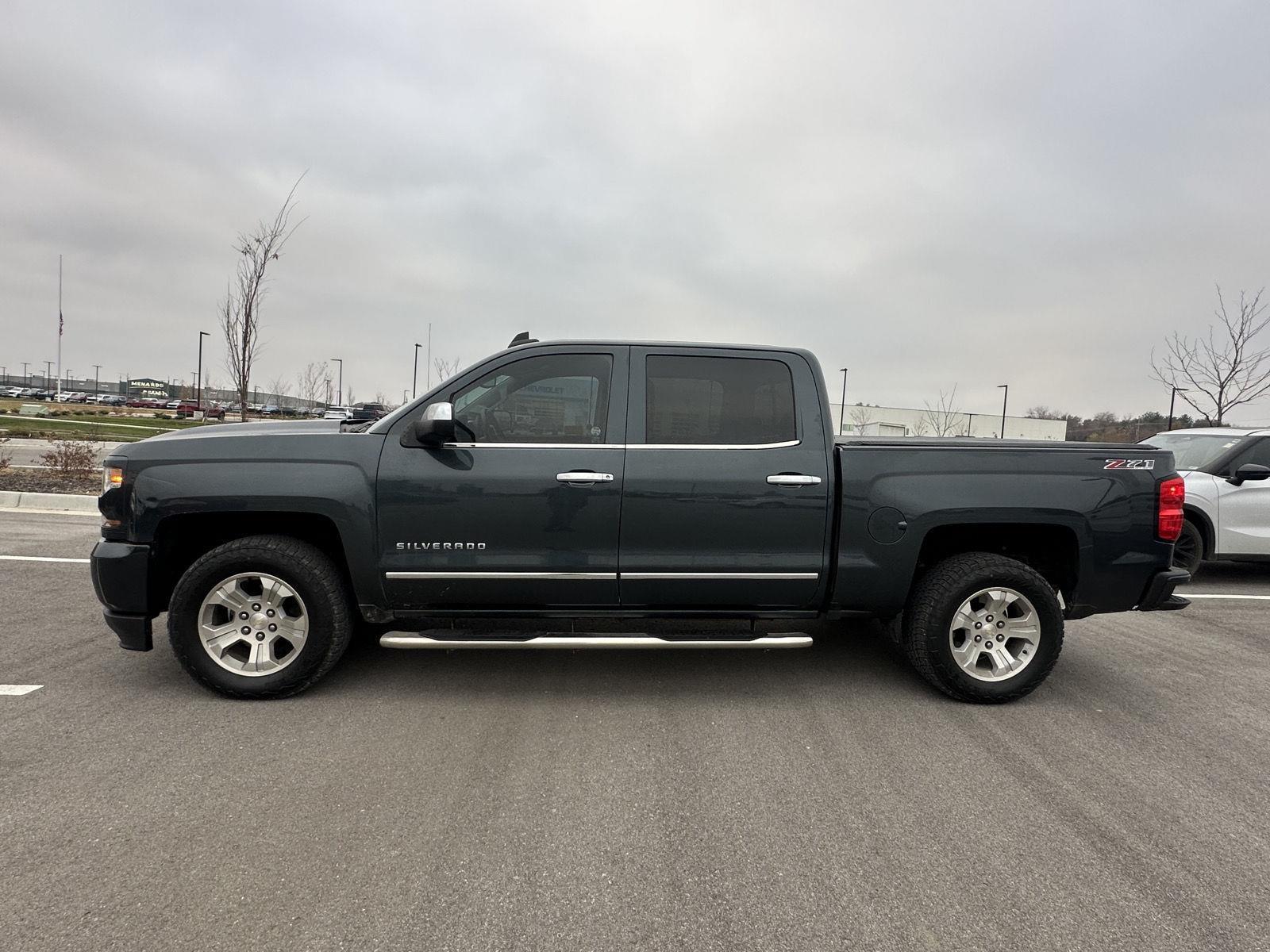 2017 Chevrolet Silverado 1500 LT photo 2