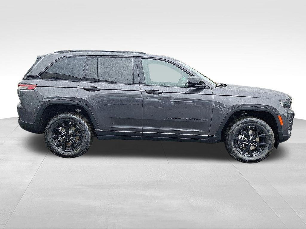 2025 Jeep Grand Cherokee Altitude photo 4