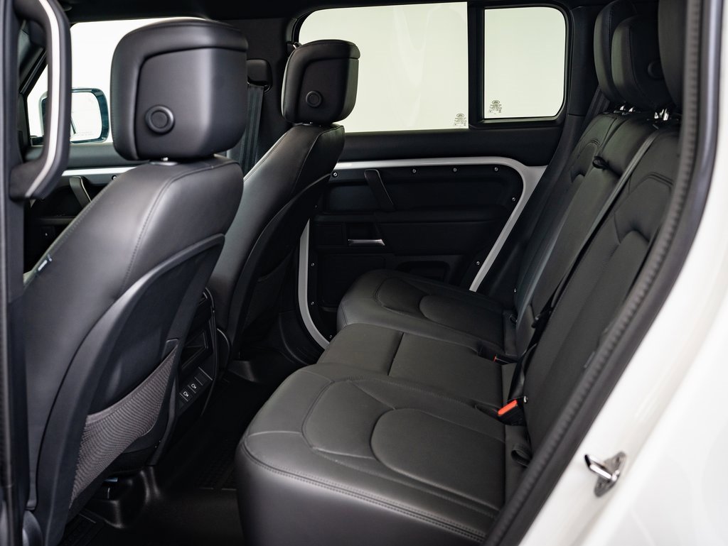 2025 Land Rover Defender 110 X-Dynamic SE photo 32