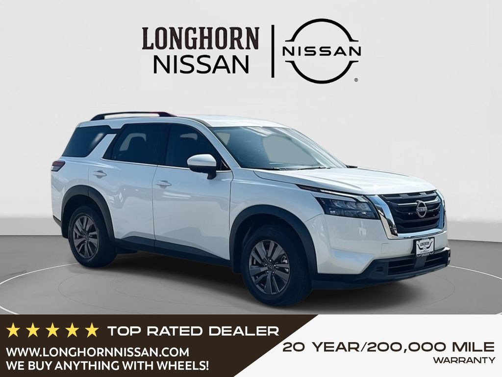 2025 Nissan Pathfinder SV's photo