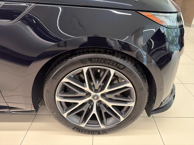 2025 Land Rover Range Rover Sport photo 4