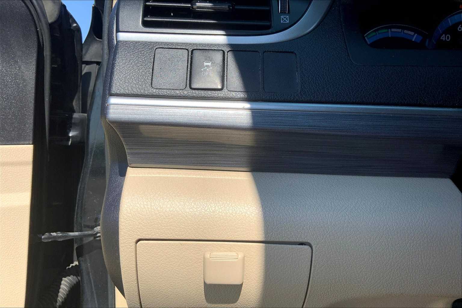 2014 Toyota Camry Hybrid XLE photo 31