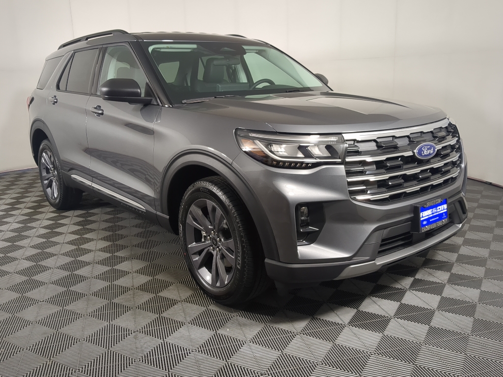 2025 Ford Explorer photo 2