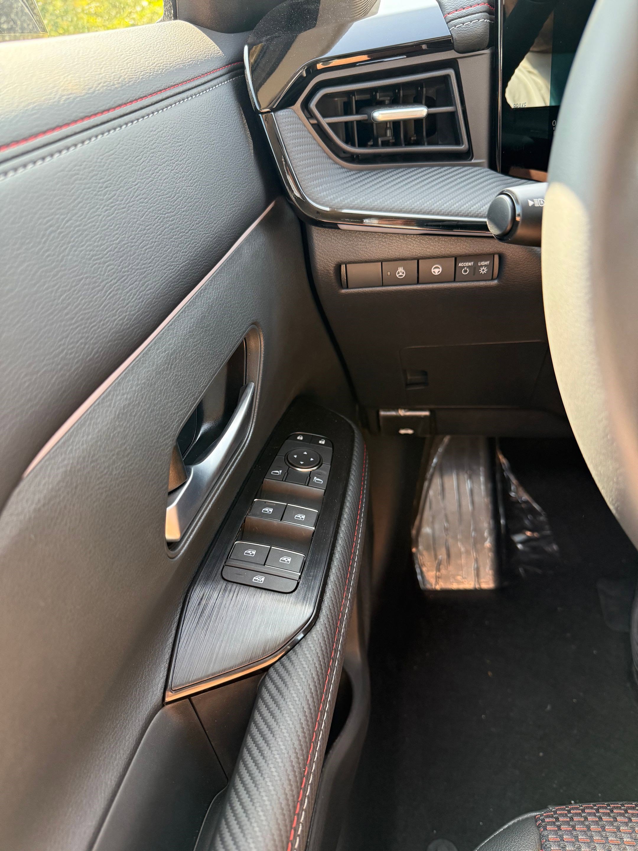2025 Nissan Kicks SR photo 26