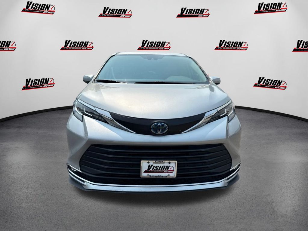 2022 Toyota Sienna XLE photo 2