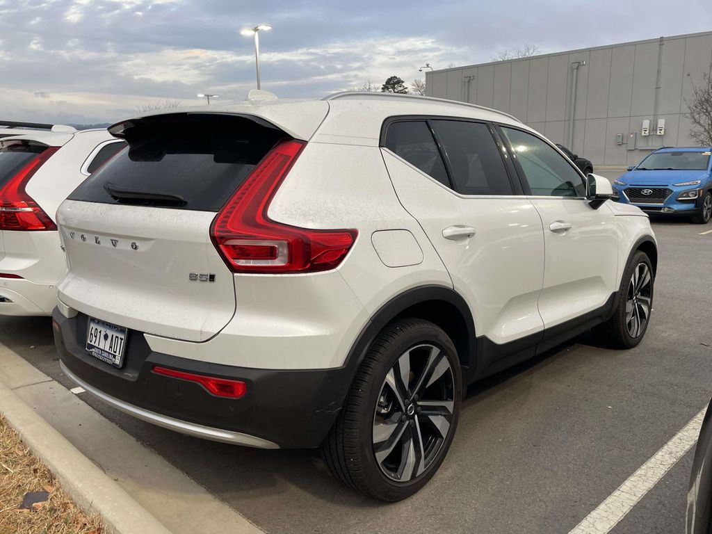 2023 Volvo XC40 Plus photo 3