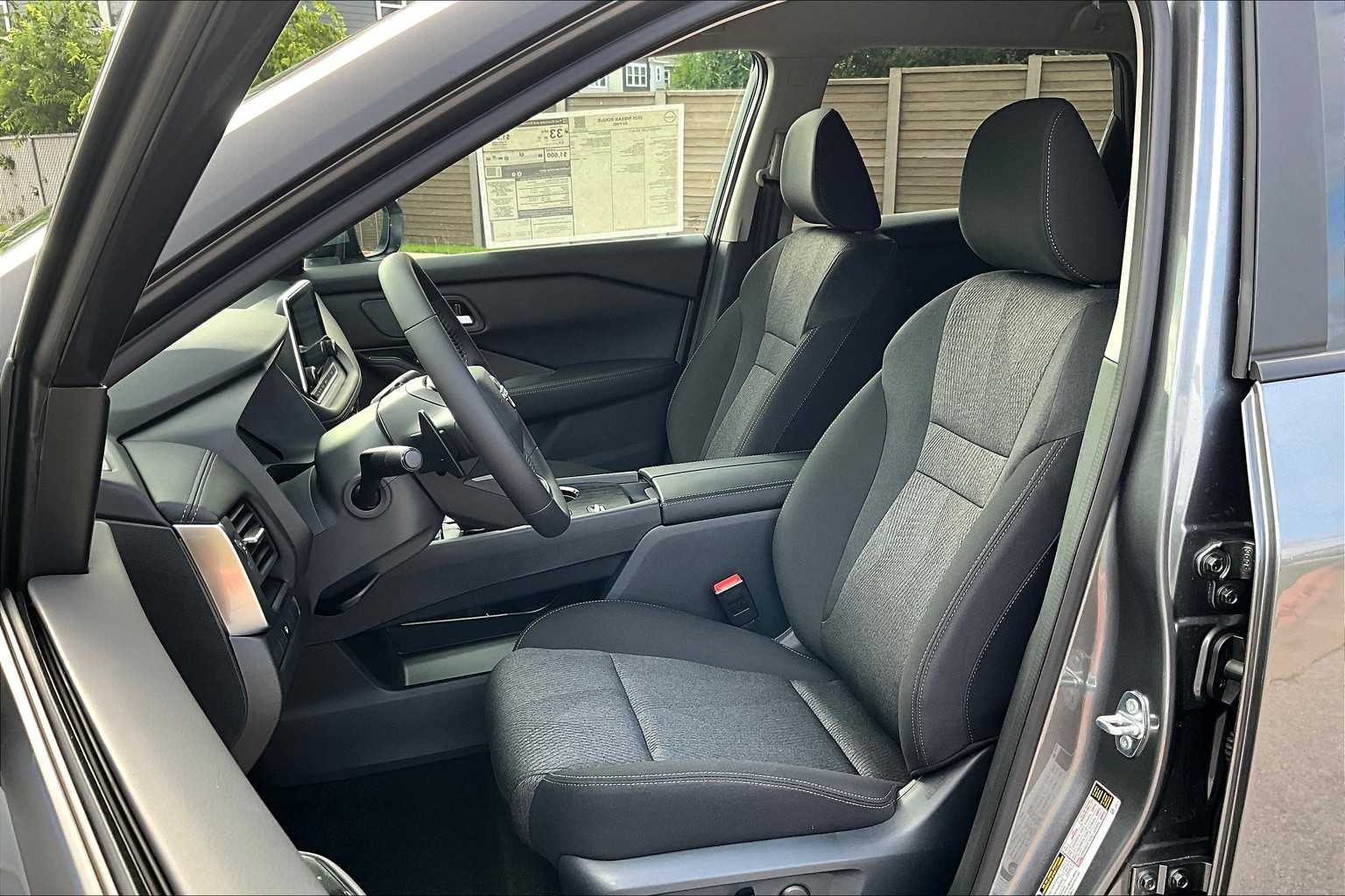 2025 Nissan Rogue SV photo 14