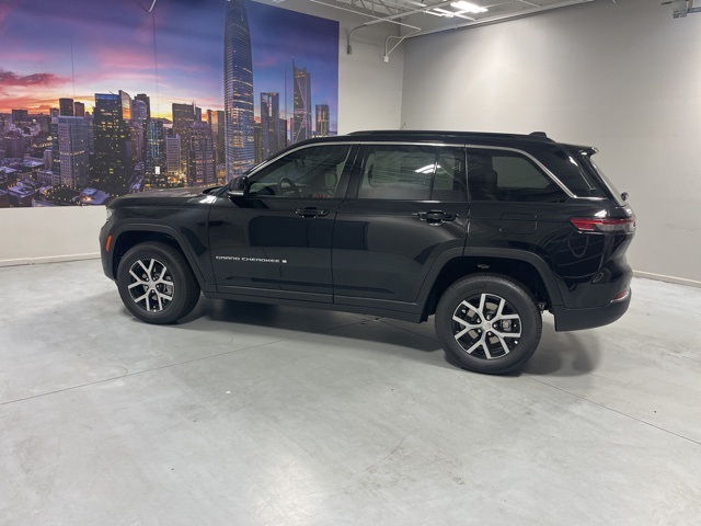 2025 Jeep Grand Cherokee Limited photo 4