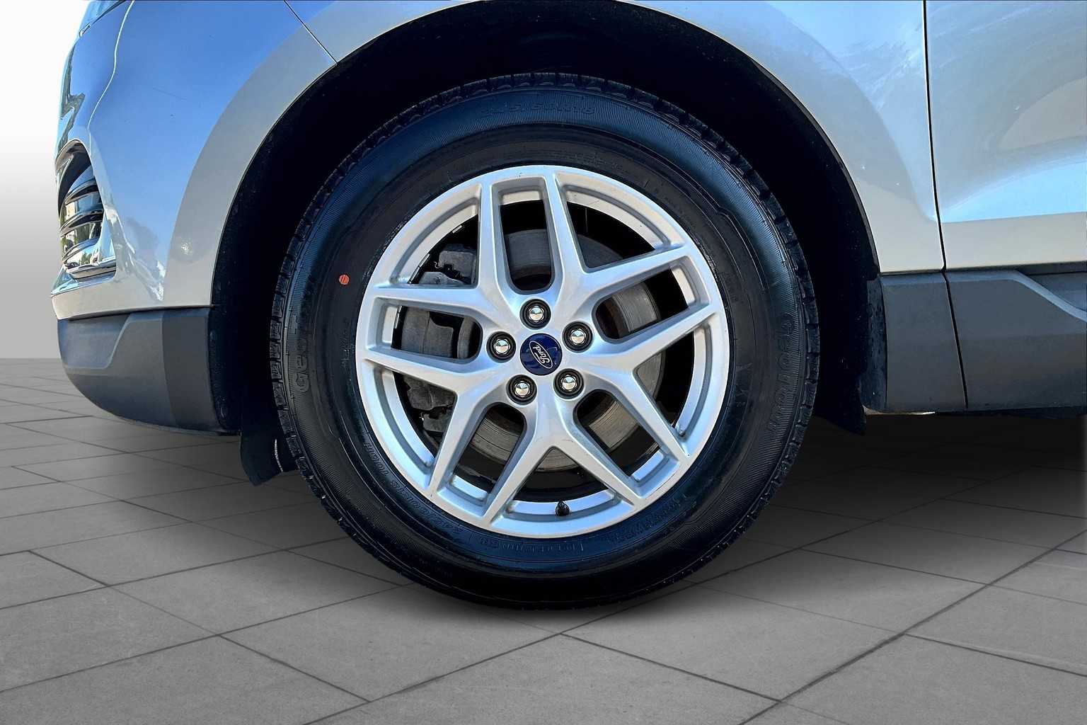 2021 Ford Edge SEL photo 10