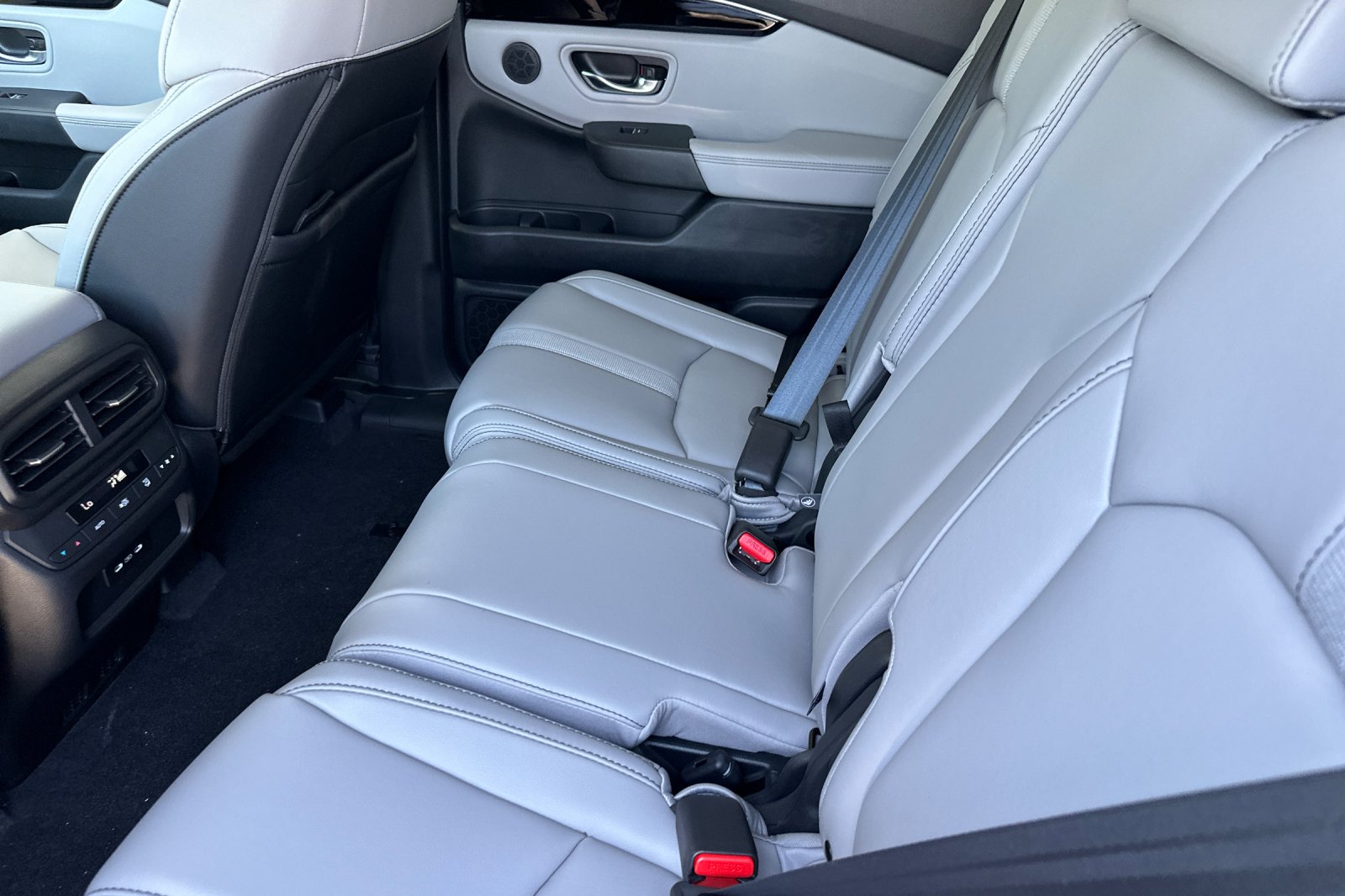 2025 Honda Pilot Touring photo 4