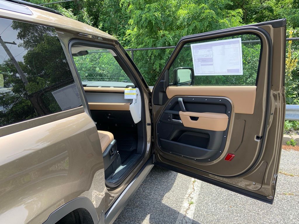 2025 Land Rover Defender 90 S photo 8