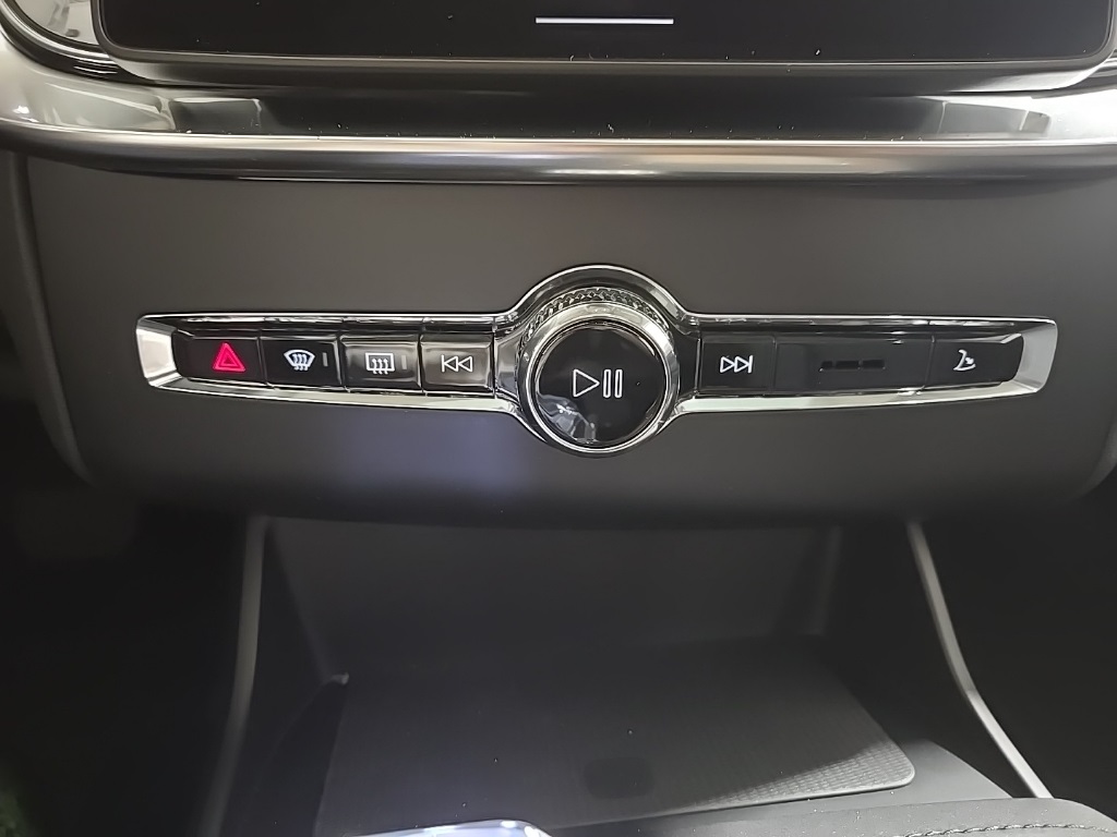 2026 Volvo XC90 T8 Plus photo 15